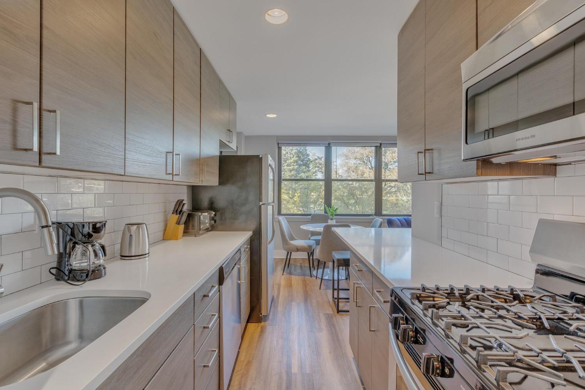 Avenue B340 Cozy Furnished 2br, With Gym, Pool Apartment